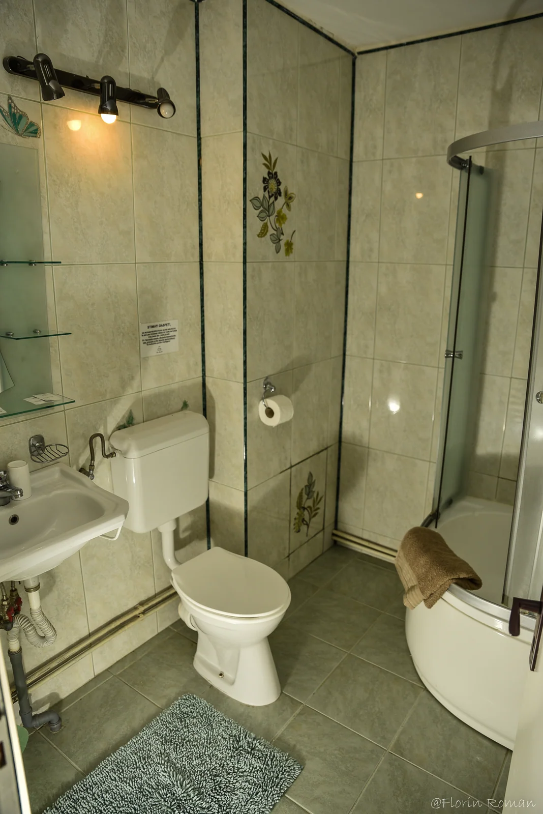 Baie cu duș, toaletă și mobilier alb