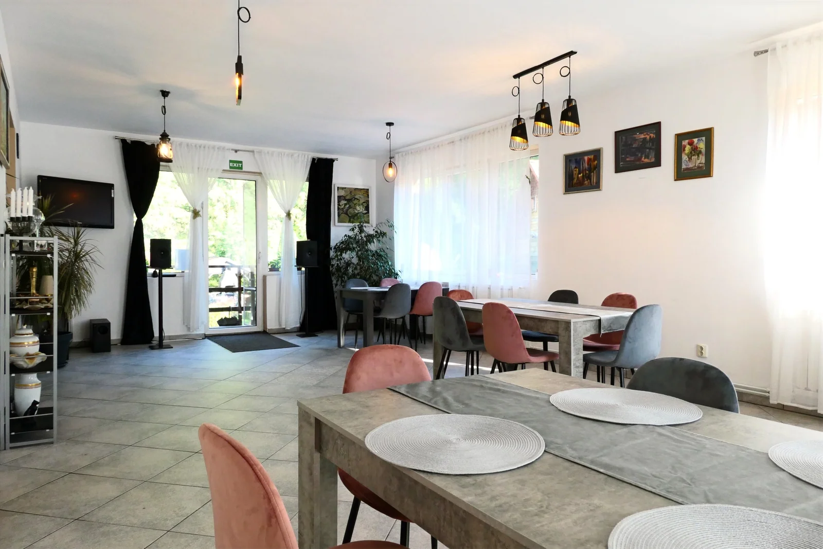 Sala de mese a pensiunii cu mese, scaune și plante