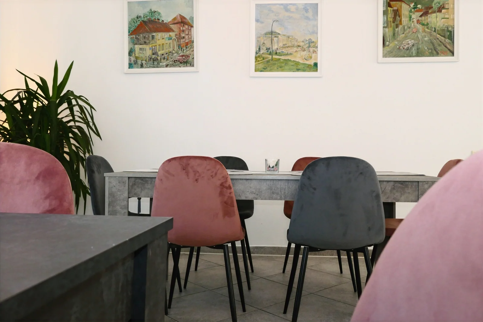 Masă și scaune colorate în sala de mese